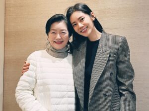 Choo Ja-hyun Instagram - 연말은 가족과 함께~~~
나의 엄마 내동생들 사랑합니다💜