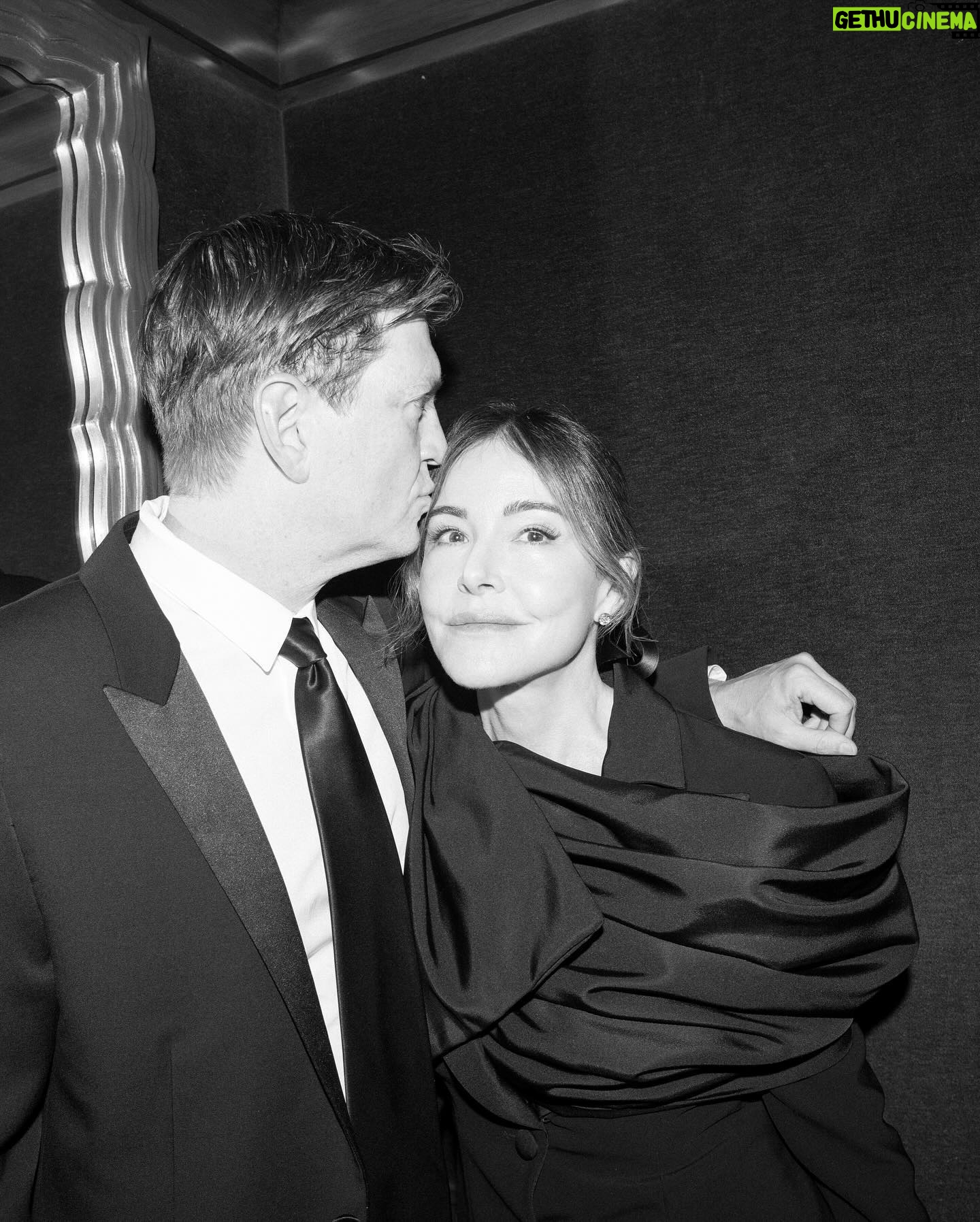 Christa Miller Instagram - What an incredible night celebrating with my Shrinking family and supporting @vdoozer and the Ted Lasso crew at the Emmy’s 🥂 📸 @catielaffoon 👗 @janellermiller 💄 @pinkieglossmakeup 💇♀️ @pamwiggy Suit: Christian Siriano Hat: Sarah Sokol Jewelry: Platt boutique Shoes: Givenchy