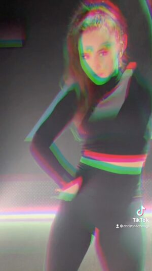 Christina Chong Instagram - “Flip it like a flipper gyal” - whatever that means 👀🤷🏻‍♀️🙈

#dancetrends #flipitlikeaflippergyal #tiktok #tiktokdance