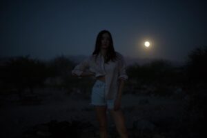Christina Masterson Instagram - Heat of the night 🌕

📷 @brandonharman