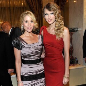 Christina Applegate Instagram - Throwback Thursday 🤩 @taylorswift 
.
#christinaapplegate #taylorswift