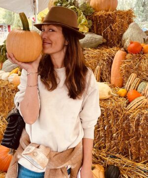 Christina Chang Instagram - Happy Fall Ya’ll! Being around all these little guys brought such a smile to my heart. It’s hump day so go slow, be kind, and true. You got this 💛🍁
#autumn #fall #pumpkins #gourds #healing #humpdayvibes