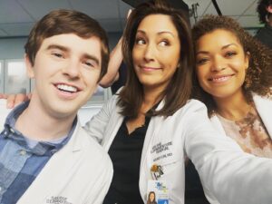 Christina Chang Instagram - Saturday with these lovelies
👩🏻‍⚕️ 🧑🏼‍⚕️ 👩🏽‍⚕️ @althomas1 @freddiehighmore 
#thegooddoctor #bts #weekendvibes