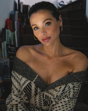 Christina Ochoa Instagram - 𝖯𝖨𝖢𝖪𝖸．．． 📚
Dir: @thebadzebra 
@diliana_deltcheva 
MU: @jenichua 
Styling: @moloveyourwork7 
Thx: @ig_of_kg @jessicalheath @biossance d.o.lan.ja.d