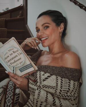 Christina Ochoa Instagram - 𝖯𝖨𝖢𝖪𝖸．．． 📚
Dir: @thebadzebra 
@diliana_deltcheva 
MU: @jenichua 
Styling: @moloveyourwork7 
Thx: @ig_of_kg @jessicalheath @biossance d.o.lan.ja.d