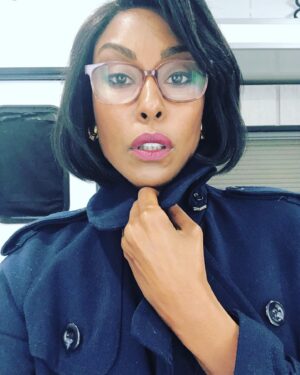 Christine Adams Instagram - In disguise and under wraps. Playing with the Queen of Soul on @natgeogenius. Premieres TONIGHT 
#blackqueensneverdie ❤️