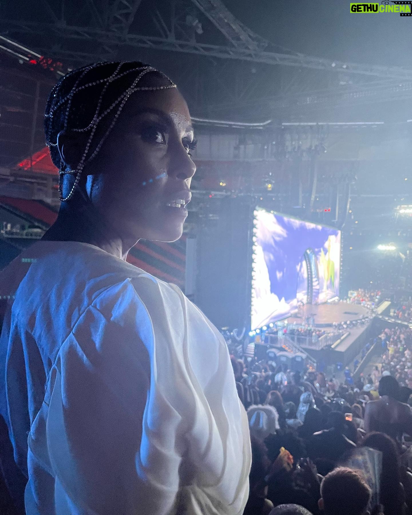 Christine Adams - 3.5K Likes - Is there a recovery facility for people who have seen @beyonce ?š Asking for 75,000 of my friends.