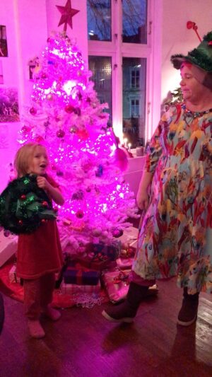 Christine Koht Instagram - Her er årets julestemning med rosa juletre . Ja, jeg er like barnslig og elsker søte frida 6 år som gir oss verdens koseligste julesang