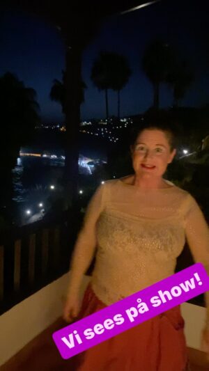 Christine Koht Instagram - Endelig, endelig❣️ Min store drøm de siste 5 årene har jo vært å ha sceneshow igjen - ekte show på kulturhus!
Og nå skjer det. Det er som et eventyr🌟
Jeg har valgt ut 8 kulturhus etter jul. 
Jeg gleder meg så jeg nesten sprekker. 
Dere som er i nærheten- kom kom❣️ Tips fra meg - tenk så fin julegave dette er, å kjøpe billetter til en venninne, mamma, søster, datter.. ( evt også en mann, han er også velkommen :))
Og her er er oversikten over hvor dere finner meg,
«Koht på Liv og Død»
26. Januar: Elvespeilet Porsgrunn 
31.Januar: Nøtterøy kulturhus 
4.Februar: Bølgen kulturhus, Larvik
9. Februar: Festiviteten, Haugesund
15. Februar: Kolben kulturhus, Kolbotn
17. Februar: Parkteateret Moss
29. Februar: Askim kulturhus
8. Mars: Asker kulturhus
( du kan kjøpe bill på nettsiden til kulturhusene)
Bare vink til meg hvis du sitter i salen💗
