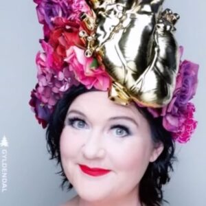 Christine Koht Instagram - Kjære venner⭐️Ja, nå er nyheten ute!
Jeg har skrevet boka « DØDFRISK» 
- om den ville, rare, dødelige heisaturen som livet er. Jeg har vært med på en reise som jeg overhodet ikke har bestilt. Her skriver jeg om det jeg fant
 -av styrke og mening- på veien ned og opp ( og ned og opp igjen) 
Den handler om selveste livet, og det vanskeligste av alle spørsmål. Hva er meningen med selveste livet ?
Nå kan du faktisk forhåndsbestille den , med min fargerike signatur. Da trykker du på noe som heter link i bio.. Og for oss som ikke skjønner noe, så går du inn på min forside . Og så trykker du på linken som står under. Da får du en bok i posten, med en hjertehilsen fra meg💜