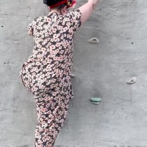 Christine Koht Instagram - Målet er fortsatt å klatre til topps. Ja, helt til topps! 
Yes- i dag greide jeg 3 trinn! I dag har jeg også pyntet hodet mitt med masse rododendronbusker. Og en syrinbusk. Ligger flere bilder her.