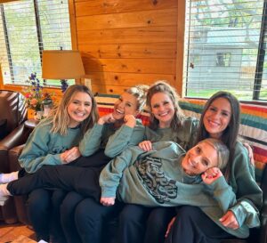 Christine Lakin Instagram - Had the most fun hanging in the woods with these homies a few weeks ago on @howrudepodcast ! “Lakin get in the microwave!” IYKYK 😂 

Listen wherever you get your podcasts! 🎧 
@jodiesweetin @andreabarber @beverleymitchell @moonfrye