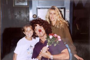 Christine Lakin Instagram - BTS from this weeks episode… “Yo-Yos Wedding” as archived from @yolakin s personal album. Thus proving that even that damn pig got some love once in a while 😂 🐖  Josh Byrne! If you’re out there, holla at your sisters! Xoxo