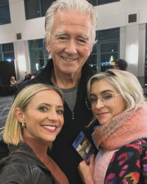 Christine Lakin Instagram - Such a fun weekend at the @hollywoodshow1 seeing @therealpduffy @therealsashamitchell and #stacykeanan! Can’t wait for @90scon in a few weeks 🎉 shout out to @stevenraymorris who came to hang! 
Should we podcast on @keananandlakin at 90s con? 🤔