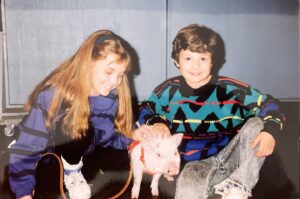 Christine Lakin Instagram - BTS from this weeks episode… “Yo-Yos Wedding” as archived from @yolakin s personal album. Thus proving that even that damn pig got some love once in a while 😂 🐖  Josh Byrne! If you’re out there, holla at your sisters! Xoxo