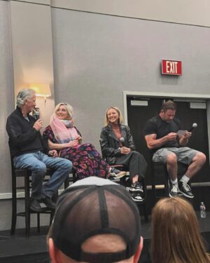 Christine Lakin Instagram - Such a fun weekend at the @hollywoodshow1 seeing @therealpduffy @therealsashamitchell and #stacykeanan! Can’t wait for @90scon in a few weeks 🎉 shout out to @stevenraymorris who came to hang! 
Should we podcast on @keananandlakin at 90s con? 🤔