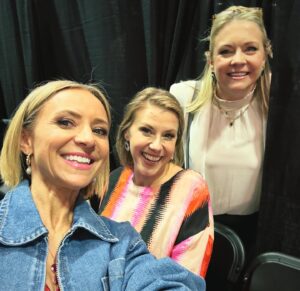 Christine Lakin Instagram - Such a fun weekend of fans, fam and friends. My heart is full! 🥰 90s Con is Kind of like a HS reunion where you can’t wait to see everyone again- capped off with a beautiful and memorable birthday dinner for Dad #2, the one and only @therealpduffy ☘️ Thank you @jasonmarsden 🙏🏼 and @thecapitalgrille for an epic evening and @thats4ent for a great event 🙌🏼 Would you come see us next time??