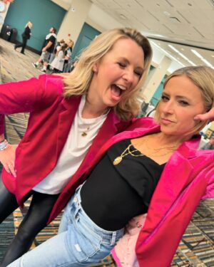 Christine Lakin Instagram - What a love fest. Such fun. Love my 90s fam! More to come.. 💕 @thats4ent 
.
@keananandlakin @jasonmarsden @beverleymitchell @petalandpup (matching blazers! lol we didn’t plan this but great minds think alike!)
.
Styled by @shannonmcclure68 thanku 🫶🏻