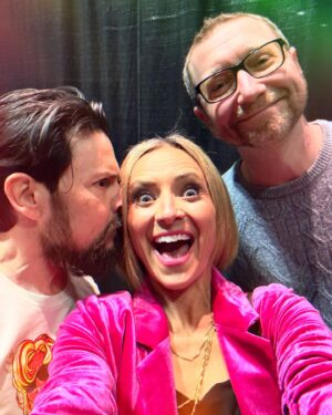 Christine Lakin Instagram - What a love fest. Such fun. Love my 90s fam! More to come.. 💕 @thats4ent 
.
@keananandlakin @jasonmarsden @beverleymitchell @petalandpup (matching blazers! lol we didn’t plan this but great minds think alike!)
.
Styled by @shannonmcclure68 thanku 🫶🏻