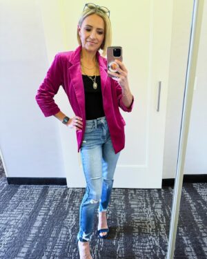 Christine Lakin Instagram - What a love fest. Such fun. Love my 90s fam! More to come.. 💕 @thats4ent 
.
@keananandlakin @jasonmarsden @beverleymitchell @petalandpup (matching blazers! lol we didn’t plan this but great minds think alike!)
.
Styled by @shannonmcclure68 thanku 🫶🏻