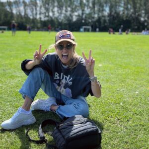 Christine Meltzer Instagram - Ett stycke mammasupporter på Gothia💙
Såhär:
Jag älskar fotboll.
Punkt.
Älskar.
Spelat själv i 1000 år. Förr alltså.
OCH jag ÄLSKAR alla eldsjälar som tränar i ur och skur året runt.
Håller humöret upp i mörkaste vintermörkret för att träna med barn å ungdomar.
Tar sin tid. Utan betalning. Timmarna med planering och fix.
Och att ni ser ungdomarna.
✌🏻✌🏻 dessa är till er!!
Tacket från mig är för evigt.
Ni är mina hjältar.
Eldsjälar det e fint det.
Heja er💙
