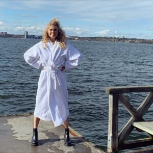 Christine Meltzer Instagram - Om jag har badat?
Eeeeh JAAAAAA!
Å då snackar vi icke kallbad å bastu eller nåt sånt, no no no vi snackar ett vanligt jädrans ljuvligt dopp.

#närgårdetfrånattvaraettkallbadtillettvanligtdoppdå