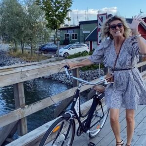Christine Meltzer Instagram - Jag ger er Carolasång.
Med vind i hår.
Vink vink👋🏻.
Jag å en cykel.
Mitt i stan.
Å vinden e ljum.
Amore🎶.
Önskar inget mer.
Tack❤️