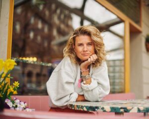 Christine Meltzer Instagram - Heje!

I år har jag varit med och designat årets rosa band 💕💕
TACK!

Rosa bandet fyller 20 år så vi är just 20 st som varit med och tagit fram årets rosa band 💕
TILLSAMMANS MOT CANCER fick vi alla skriva i vår egna stil, å det är det som blev bandet. Fint.
Å här e mina egna ord om att få vara med:

— ”Jag har haft bröstcancer. Jag fick beskedet 2012 och trodde att jag skulle dö. Cellgifter, operation och strålning räddade mitt liv. Så jag är ett levande bevis på att forskning ger framsteg. För jag är fortfarande kvar. Vi måste tillsammans hjälpas åt så att allas liv går att rädda,” säger Christine Meltzer ( = jag!!🙋🏼‍♀️).

Kom igen nu alla!!! Nu köper vi rosa bandet å hjälps åt!! Visst!!!?!

TACK vi gör det TILLSAMMANS så vi alla får leva 💕💕💕💕

PUSS!!
