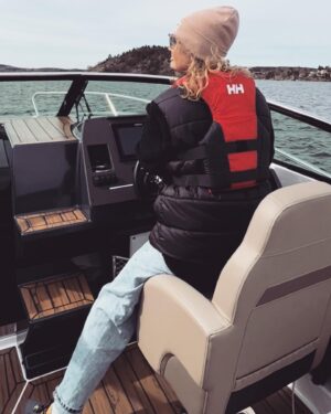 Christine Meltzer Instagram - Men hörrni.
Här har ni en glader.
För jag har tagit förarbevis.
För båt.
= sant!
= jädrans vad jag har pluggat!
= det var inte helt lätt!
Men nu ere gjort.
Å idag åkte båten i.
Mössan e på.
Långkallingarna likaså.
Ändå vårkänsla på någevis.
Jag = kapten. Typ.
❤️