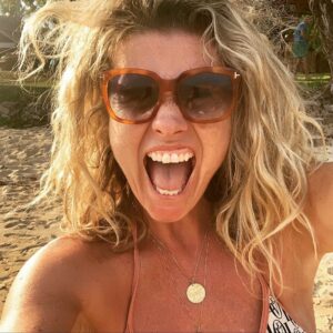 Christine Meltzer Instagram - GOTT NYTT ÅR!
Jo jag får behålla mitt förra nyårslöfte.
Det verkar klur att liksom lösa allt på ett år.
Ett nytt år.
Fint.
Alla tankar å allt nytt som jag vill förändra.
Ibland vill jag förändra så mycket att jag glömmer allt fint jag har.
Som att jag liksom alltid vill nåt annat.
Ha mer å mer.
I år vill jag stanna i det jag har.
Vara tacksam.
Vara tacksam.
Skriver det flera gånger.
Som att jag behöver påminnas.
Jag kniper ögonen å skriker ett glädjevrål.
Tacksam att jag får traska runt här på jorden.
Tillsammans.
Just nu.
Det räcker alldeles fint.
Det får bli mitt löfte.
Tacksam❤️
