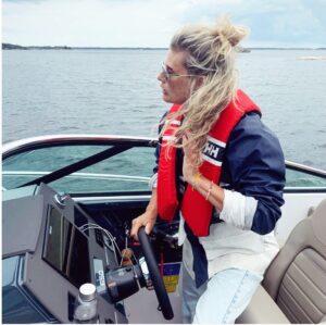 Christine Meltzer Instagram - Åker båt.
Eller vadåååååå.
Hallå!!
Jag köööör båten.
Me myself and I.
Jag e kapten.
Jo jag tackar jaa.
Jag lär mig.
Denna sommar lär jag mig å köra båt.
Fett kul.
Drar mig i håret å inser att jag inte har duschat på nån vecka.
Fett kul även det.
I dubbelbemärkelse.
Och. Vadå. Spela roll ju.
Jag e ledig.
Solen kanske inte skiner just idag.
Men det gör som ingenting.
För nu ere sommarlov.
Å det e jag så tacksam för.
Sommarlov.
Me like.
Tack❤️