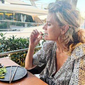Christine Meltzer Instagram - ASSÅÅÅÅÅ!!
JAG badar badar badar. Badar badar.
Å badar.
Dricker fruktsallad (med procent i ) men ändå nyttigt ju.
Äter. Äter. Badar.
Å JUST DET, det bästa av allt:
jag har köpt, jo sant 😅sån där man kan flyta på. Lång pinne ni vet i frigolit som barn har. Eller som en 👵🏼, vilket som så är det ett genidrag.
Tänk att jag är ett geni.
Frigolit och en pinne.
💡❤️