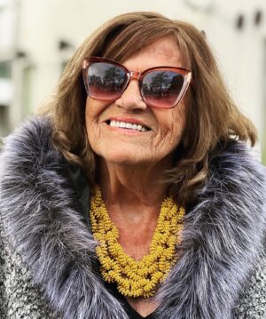 Christine Meltzer Instagram - Ballonger å bubbel å glad mamma🎈
Yes min gulliga mamma fyller 80 ÅR idaaaa❤️🎈❤️
Nämen det kan man ju icke tro!!
80 bast å coolast i stan!
Hallihallå fritt fram å hälsa grattis till mamsen, hon kommer bli så glad🎈!
DU E BÄST!!
PUSS!!