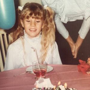 Christine Meltzer Instagram - FiRA 🎈

En bild tagen för exakt 35 år sen.
Jag fyllde 10 år.
Så vad fyller jag nu då.
Speela roll ju.
Jag har typ slutat räkna.
Men inte å fira.
Fira varje födelsedag.
Som ett tack för att en får traska kvar här på jorden.
Så TACK.
Tack för ännu ett år.
Fira är mitt bästa ord❤️