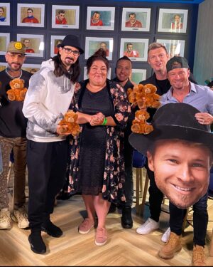 Christine Morency Instagram - JE. VAIS. JAMAIS. M’EN. REMETTRE!!

J’ai rencontré les BACKSTREET BOYS!

Brian m’a donné deux becs en me serrant dans ses bras pis y’a rit de ma joke.

La petite fille de 12 ans en moi va jamais en revenir!! #JaiRéparéMonPassé ♥️

Merci @juliesnyderofficielle de m’avoir fait vivre ça !!!! 🙏🏼