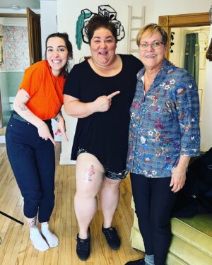 Christine Morency Instagram - J’ai rencontré Camille pour la première fois y’a quelques mois. J’suis allée à son studio avec ma grande amie, Marie-Lise pour immortaliser notre amitié. 

Marie-Lise était très avancée dans la maladie et Camille a été d’une douceur et d’une écoute incroyable. 

C’est pourquoi j’y suis retournée aujourd’hui pour immortaliser le surnom que me donne ma marraine depuis toujours.

Ma poule. 

Camille a complètement saisi ce que je voulais et m’a dessiné une poule à mon image! 

Une fat chicks, en bikini. ❤️

En plus, on a utilisé l’écriture de ma marraine pour signer le dessin! 

Encore une fois, Camille a été incroyable. C’est pas toujours facile de parler de la maladie, de la mort. 

Pis Camille sait tellement que tous les petits moments qu’on vit pendant la séance de tatouage deviennent les souvenirs de demain, qu’elle fait TOUT pour que ce soit la perfection.

Merci Camille. Pour ta douceur, ton empathie, ton écoute, ton humour et ton IMMENSE talent! ❤️

C’est difficile de perdre des gens qu’on aime.

C’est difficile de savoir que la maladie va éventuellement prendre le dessus sur quelqu’un qui compte tellement. 

Heureusement, sur le chemin du deuil, y’a des beaux moments qui restent (tatoués) à jamais!

🍒🐔