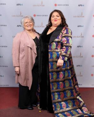 Christine Morency Instagram - C’est elle mon plus grand prix! 

Ma petite mère. 

Celle qui m’a toujours dit de faire ce que j’aimais. C’est avec elle que j’ai mes plus beaux fous rires! Merci maman de m’aimer inconditionnellement, même quand je suis pas patiente ou que je t’entarte sur internet! 🧁

Je t’aime ♥️ pis t’as raison, c’est plus pratique pour ton make up quand je gagne pas 😭😜

Mon look royal : @cluc_couture 
La meilleure version de ma face : @sophiemanzerolle