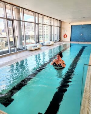 Christine Morency Instagram - P'tite baignade au RITZ, les chums!?

Piscine au penthouse. Pas plate.
#VoyagerChezNous

#laviedesgensrichesetcélèbres #JeMeSuisMemePasRasée #MenSacre #LaMadameAvecSaSacocheGucciAFaiteLeSaut #HAHAHA #128piassesLeSideDeSaucisses