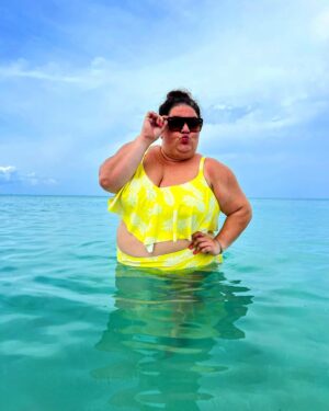 Christine Morency Instagram - Mon beach body avait besoin de se ressourcer au soleil!

☀️🌴

J’avais jamais osé voyager à Cuba, j’aurais dû venir avant! 

Les gens sont excessivement gentils, la bouffe est ben correct (#UnBuffetCestUnBuffet) pis c’est sincèrement LA PLUS BELLE PLAGE QUE J’AI VU DE MA VIE! 

Merci à Stéphanie, mon agente de voyage de @voyagesgendron qui a 100% compris mes besoins! Elle m’a dit que le Mélia c’était un petit bijou pis elle avait absolument raison! 
(Pour ceux qui le demande, on est au @meliainternacionalvaradero )

Grâce à elle, ma best pis moi on a pu flasher nos beaux body à ´journée longue! 

Je vous drop ici le meilleur de notre shooting photo.

PARCE QUE T’SÉ! 👙🌊🌴