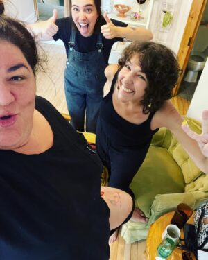 Christine Morency Instagram - J’ai rencontré Camille pour la première fois y’a quelques mois. J’suis allée à son studio avec ma grande amie, Marie-Lise pour immortaliser notre amitié. 

Marie-Lise était très avancée dans la maladie et Camille a été d’une douceur et d’une écoute incroyable. 

C’est pourquoi j’y suis retournée aujourd’hui pour immortaliser le surnom que me donne ma marraine depuis toujours.

Ma poule. 

Camille a complètement saisi ce que je voulais et m’a dessiné une poule à mon image! 

Une fat chicks, en bikini. ❤️

En plus, on a utilisé l’écriture de ma marraine pour signer le dessin! 

Encore une fois, Camille a été incroyable. C’est pas toujours facile de parler de la maladie, de la mort. 

Pis Camille sait tellement que tous les petits moments qu’on vit pendant la séance de tatouage deviennent les souvenirs de demain, qu’elle fait TOUT pour que ce soit la perfection.

Merci Camille. Pour ta douceur, ton empathie, ton écoute, ton humour et ton IMMENSE talent! ❤️

C’est difficile de perdre des gens qu’on aime.

C’est difficile de savoir que la maladie va éventuellement prendre le dessus sur quelqu’un qui compte tellement. 

Heureusement, sur le chemin du deuil, y’a des beaux moments qui restent (tatoués) à jamais!

🍒🐔
