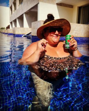 Christine Morency Instagram - Matante est complètement vacances!

Juste un petit rappel d’été important : PEU IMPORTE TA SHAPE, T’AS LE DROIT D’ÊTRE EN MAILLOT! 

T’as le droit d’être toi, que ton enveloppe soit dans « les standards » ou pas. 

Le fun, ça discrimine personne!

… MAIS CRÉMEZ-VOUS! 🧴😬
(Je cri parce qu’au moment d’écrire ces lignes les cloques me poppent dans l’dos. #PapierBulles)

À bientôt! :) xx

#Bisous #HopHopHop PopPopPop #AussiChaudeQueChaudaille 
🫠☀️🍍🥥🌴