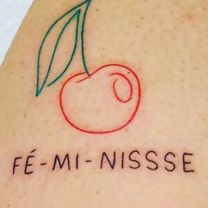Christine Morency Instagram - J’ai rencontré Camille pour la première fois y’a quelques mois. J’suis allée à son studio avec ma grande amie, Marie-Lise pour immortaliser notre amitié. 

Marie-Lise était très avancée dans la maladie et Camille a été d’une douceur et d’une écoute incroyable. 

C’est pourquoi j’y suis retournée aujourd’hui pour immortaliser le surnom que me donne ma marraine depuis toujours.

Ma poule. 

Camille a complètement saisi ce que je voulais et m’a dessiné une poule à mon image! 

Une fat chicks, en bikini. ❤️

En plus, on a utilisé l’écriture de ma marraine pour signer le dessin! 

Encore une fois, Camille a été incroyable. C’est pas toujours facile de parler de la maladie, de la mort. 

Pis Camille sait tellement que tous les petits moments qu’on vit pendant la séance de tatouage deviennent les souvenirs de demain, qu’elle fait TOUT pour que ce soit la perfection.

Merci Camille. Pour ta douceur, ton empathie, ton écoute, ton humour et ton IMMENSE talent! ❤️

C’est difficile de perdre des gens qu’on aime.

C’est difficile de savoir que la maladie va éventuellement prendre le dessus sur quelqu’un qui compte tellement. 

Heureusement, sur le chemin du deuil, y’a des beaux moments qui restent (tatoués) à jamais!

🍒🐔