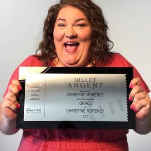 Christine Morency Instagram - LES CHUMS!! 

J’ai reçu ma plaque officielle! 🥳

Déjà 25 000 billets de vendus pour le show Grâce en moins de six mois!! Pis on est juste dans le rodage… 

VOUS ME FAITES CAPOTER!! ♥️ 🥹

VINGT CINQ MILLE FOIS MERCI!!!

P.s. On a ajouté plein de nouvelles dates de show si tu te cherchais des billets hihi 🤟

👉 www.christinemorency.ca