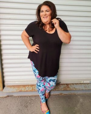 Christine Morency Instagram - Deux décors, 
deux styles,
UNE CHAUDASSE! 🔥

C'est un wrap pour Corde Raide, saison 2! 
C'était 4 journées folles. Juste du monde nice. Une équipe de RÊVE. J'en reviendrai jamais de la chance que j'ai de faire ce métier là! 🤍

Merci spécial à @richardbouthilliermua d'avoir fait de moi une femme complètement chaude, show après show et à @feelingmathieucaron et @craigmajor pour les jackets INCROYABLES !! 🙌🏻😍

#LaBossDesEnchères #LisseEtDélice
#PimpMyRide #FriséeBaloney
