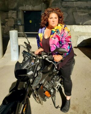 Christine Morency Instagram - Deux décors, 
deux styles,
UNE CHAUDASSE! 🔥

C'est un wrap pour Corde Raide, saison 2! 
C'était 4 journées folles. Juste du monde nice. Une équipe de RÊVE. J'en reviendrai jamais de la chance que j'ai de faire ce métier là! 🤍

Merci spécial à @richardbouthilliermua d'avoir fait de moi une femme complètement chaude, show après show et à @feelingmathieucaron et @craigmajor pour les jackets INCROYABLES !! 🙌🏻😍

#LaBossDesEnchères #LisseEtDélice
#PimpMyRide #FriséeBaloney