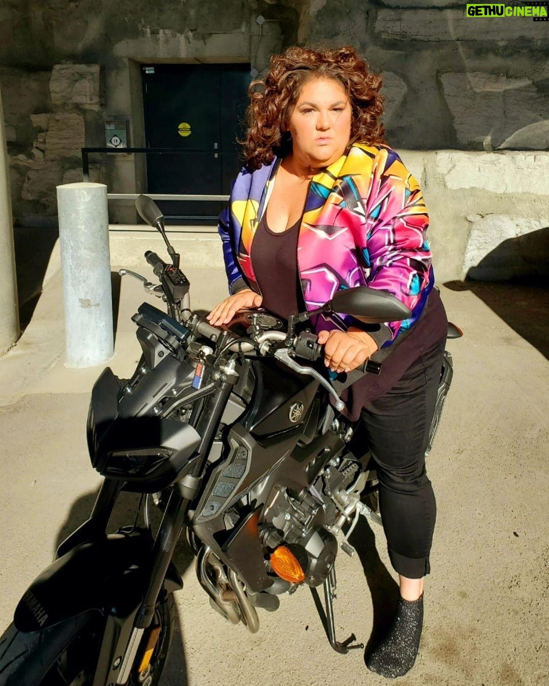 Christine Morency - 5.9K Likes - Deux décors,
deux styles,
UNE CHAUDASSE! 🔥
C'est un wrap pour Corde Raide, saison 2!
C'était 4 journées folles. Juste du monde nice. Une équipe de RÊVE. J'en reviendrai jamais de la chance que j'ai de faire ce métier là! 🤍
Merci spécial à @richardbouthilliermua d'avoir fait de moi une femme complètement chaude, show après show et à @feelingmathieucaron et @craigmajor pour les jackets INCROYABLES !! 🙌🏻😍
#LaBossDesEnchères #LisseEtDélice
#PimpMyRide #FriséeBaloney