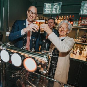 Christine Lagarde Instagram - Very pleased to have met this group of economics students during my visit to Ghent last week.

I even tried my hand behind the bar, together with Finance Minister Vincent Van Peteghem.

Aan de studenten: Ik wens jullie veel succes met jullie studie!