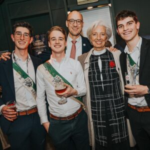 Christine Lagarde Instagram - Very pleased to have met this group of economics students during my visit to Ghent last week.

I even tried my hand behind the bar, together with Finance Minister Vincent Van Peteghem.

Aan de studenten: Ik wens jullie veel succes met jullie studie!
