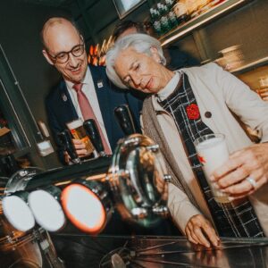 Christine Lagarde Instagram - Very pleased to have met this group of economics students during my visit to Ghent last week.

I even tried my hand behind the bar, together with Finance Minister Vincent Van Peteghem.

Aan de studenten: Ik wens jullie veel succes met jullie studie!
