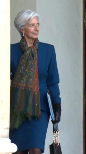 Christine Lagarde Instagram - In my interview with @Caroline_Roux on @LevenementFTV, I discussed my
admiration for women who take on high-profile jobs.

🎥 by @France.tv